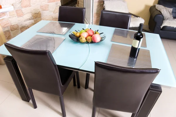 Meja dapur modern dengan buah anggur — Stok Foto