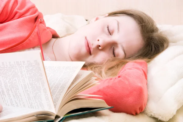 Jeune femme glissante avec livre — Photo