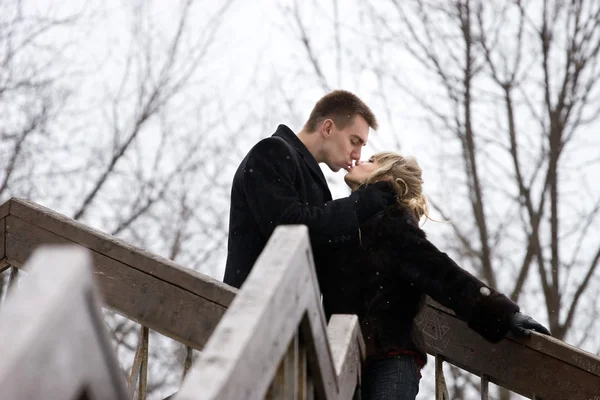 Kuss auf einer Brücke — Stockfoto