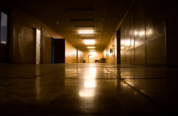 Темный коридор в научной лаборатории — стоковое фото