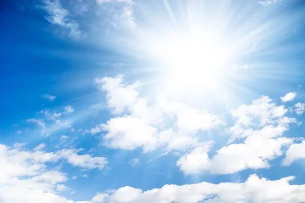Blauwe lucht met felle zon — Stockfoto