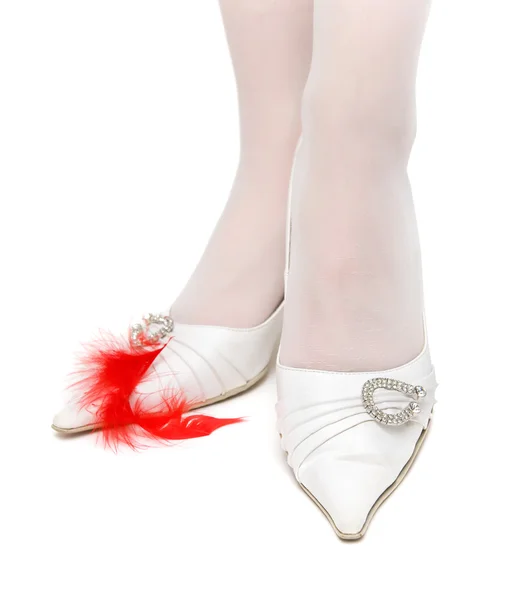 Pernas de mulher em sapatos brancos — Fotografia de Stock