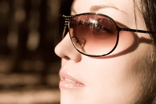 Kvinna i solglasögon porträtt — Stockfoto