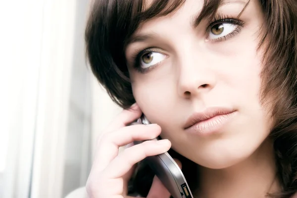 携帯電話で話す女性実業家 — ストック写真