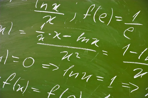 Fórmulas matemáticas en pizarra escolar —  Fotos de Stock