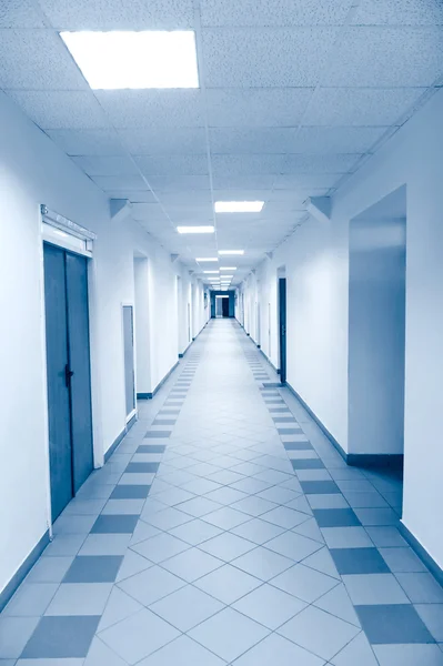 Длинный коридор в научной лаборатории — стоковое фото