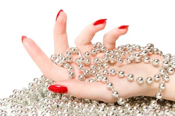 Mano donna con perline di vetro argento — Foto Stock