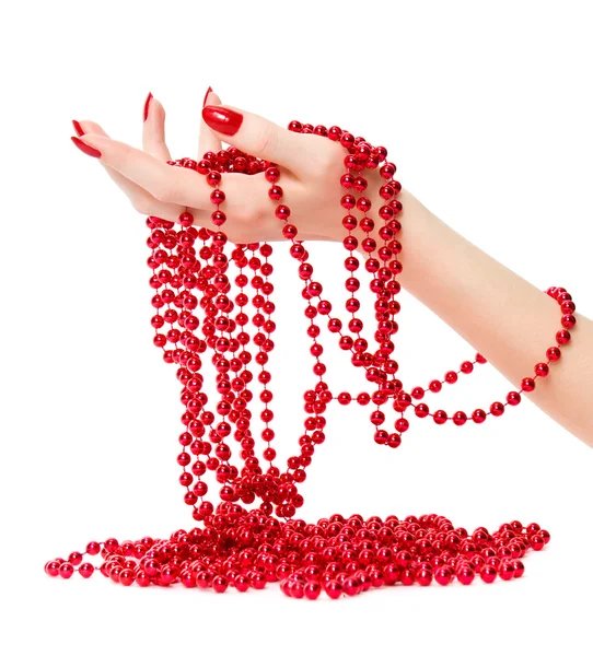 Kvinna hand innehav röda pärlor — Stockfoto