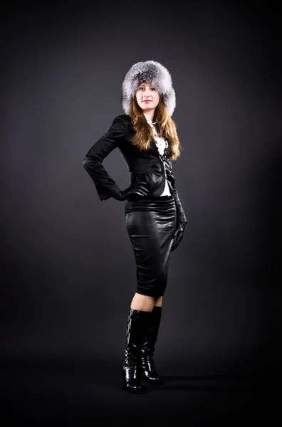 Slim donna in abbigliamento nero e berretto di pelliccia — Foto Stock