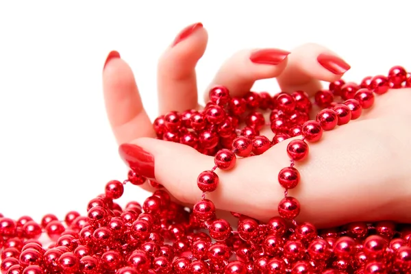 Жінка рука з червоними скляними намистинами крупним планом — стокове фото