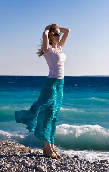 Schlanke Frau genießt warmen Meereswind — Stockfoto