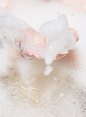 kadın bir banyo köpüğü üfleme