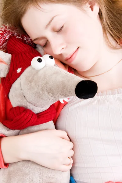 嫩少女和她的玩具睡觉 — 图库照片