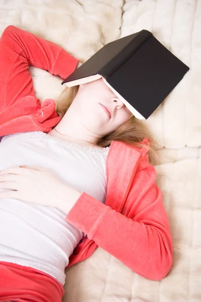 Νεαρή γυναίκα ύπνου με βιβλίο — Φωτογραφία Αρχείου