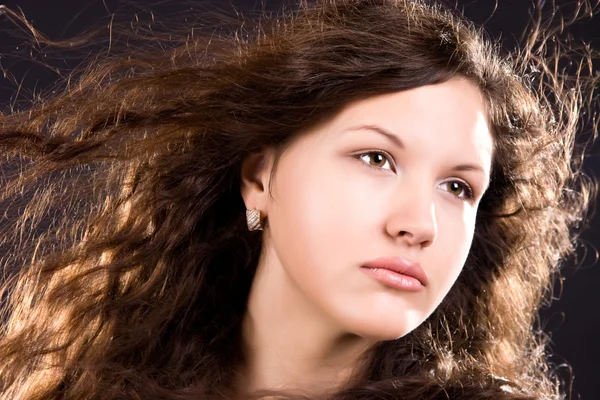 Mladá žena s dlouhými vlasy portrét — Stock fotografie