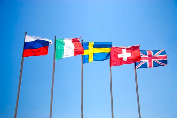 Πέντε εθνικές σημαίες στο γαλάζιο του ουρανού — Φωτογραφία Αρχείου