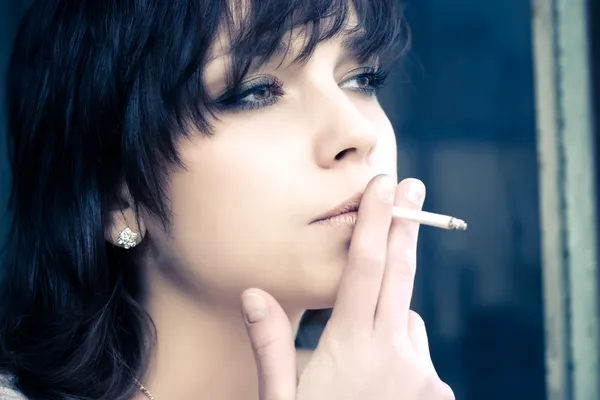 Κάπνισμα γυναίκα — Φωτογραφία Αρχείου