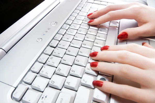 Πληκτρολόγηση γυναίκα στο πληκτρολόγιο laptop — Φωτογραφία Αρχείου