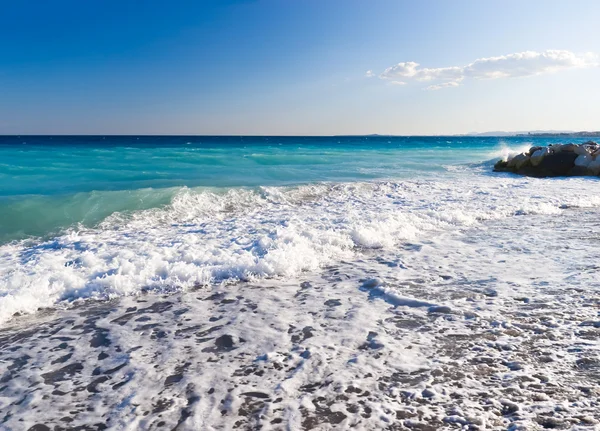 Coasta mării cu valuri — Fotografie, imagine de stoc