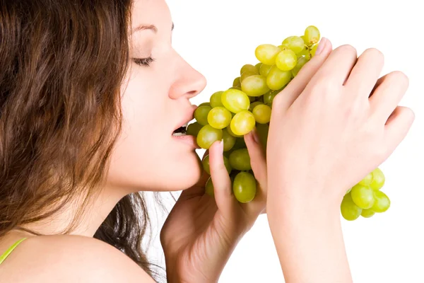 Młoda kobieta jedząca winogrona — Zdjęcie stockowe