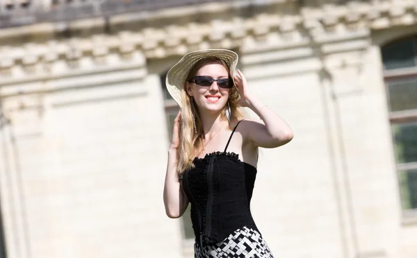 Νεαρή ευτυχισμένη γυναίκα με καπέλο — Φωτογραφία Αρχείου