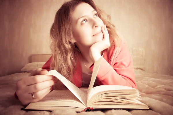 Dziewczyna marzy czytanie książki — Zdjęcie stockowe