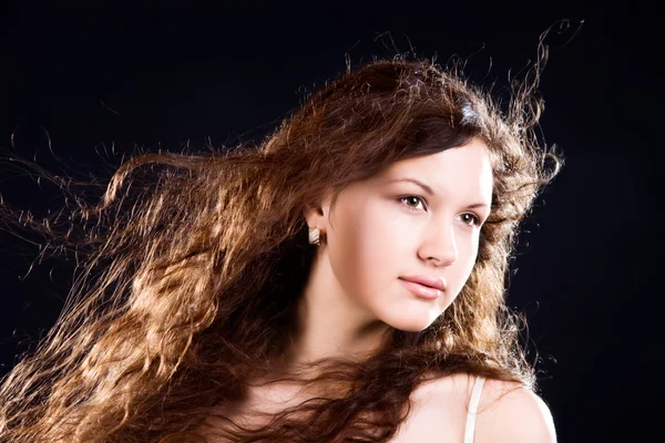 Genç kadın uzun saçlı portre ile — Stok fotoğraf