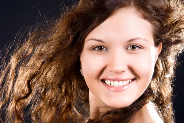 Jeune femme souriante aux cheveux longs — Photo