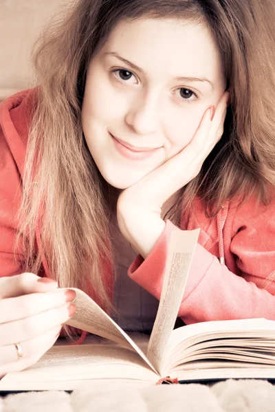 Молода жінка з книгою — стокове фото