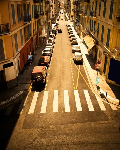 Otomobil ile kentsel sokak — Stok fotoğraf