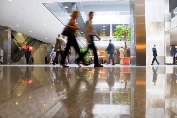 Wandelen in het moderne zakencentrum — Stockfoto