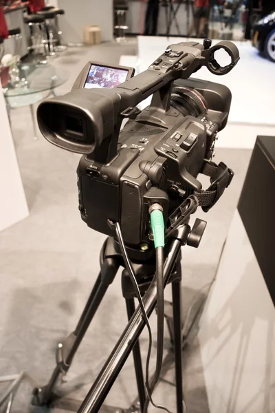 Professionelle Videokamera auf Ausstellung — Stockfoto