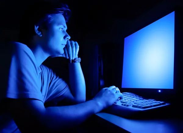 컴퓨터 화면 앞에 남자 — 스톡 사진