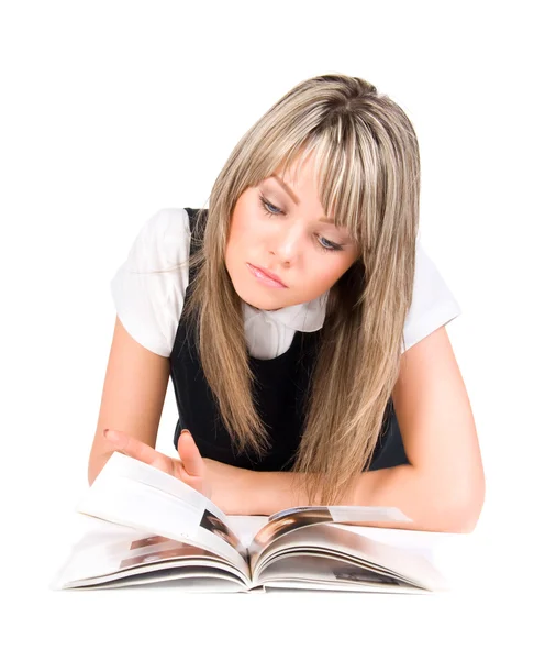 Mulher jovem que lê livro em um soalho — Fotografia de Stock