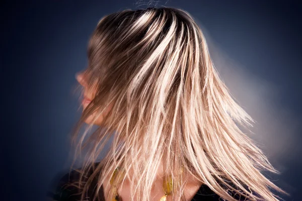 Lange Haare in einer Bewegung — Stockfoto