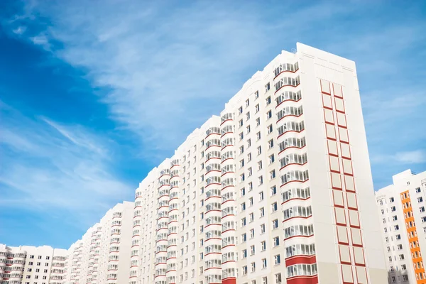 Moderna byggnader på blå himmel bakgrund — Stockfoto