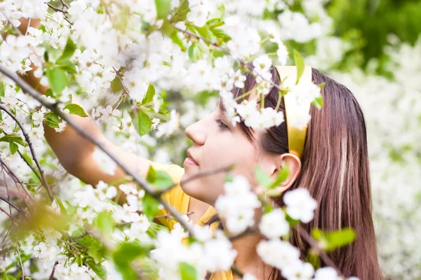 Young woman smelling flowers — Stock Photo, Image