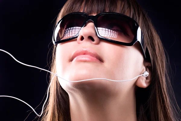 Frau mit Sonnenbrille hört Walkman zu — Stockfoto