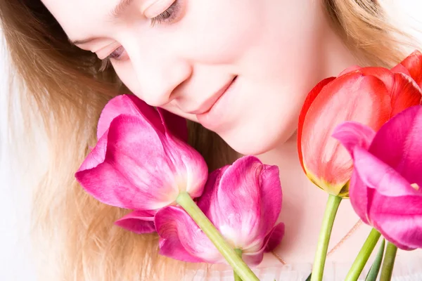 Jovem mulher macia com flores — Fotografia de Stock