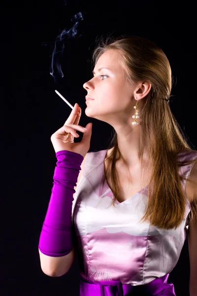 Jonge elegante vrouw met sigaret — Stockfoto