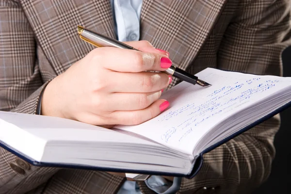 Empresária mão com caneta e caderno — Fotografia de Stock
