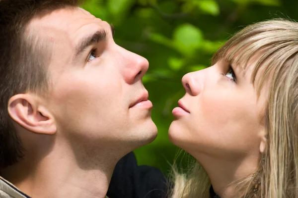 Young couple lookin up — Stock Photo, Image
