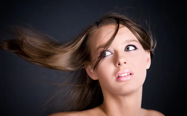 Mulher com cabelos esvoaçantes retrato — Fotografia de Stock
