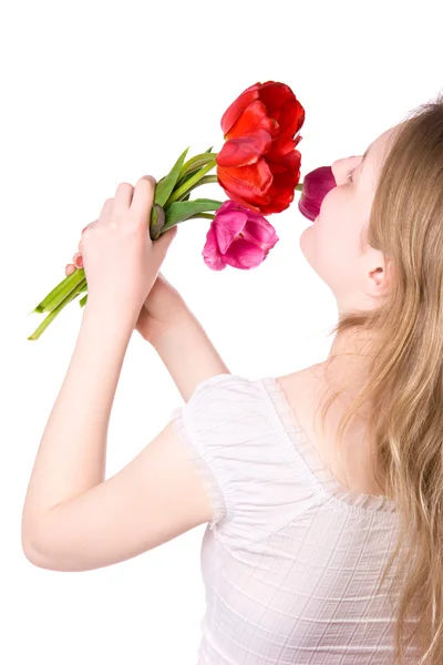 Junge Frau, die Blumen riecht — Stockfoto