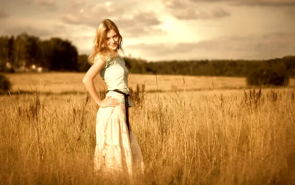 Прекрасная женщина в летнем поле — стоковое фото