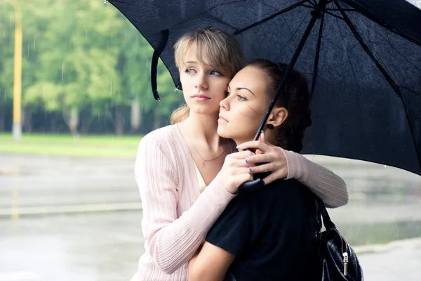 Dvě dívky pod deštníkem — Stock fotografie