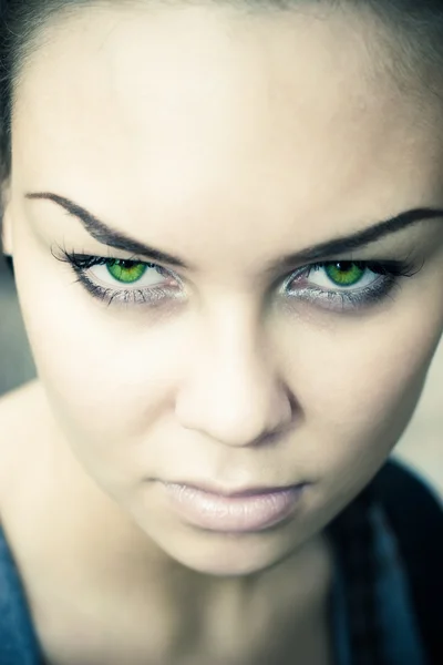 Vrouw met groene ogen portret — Stockfoto