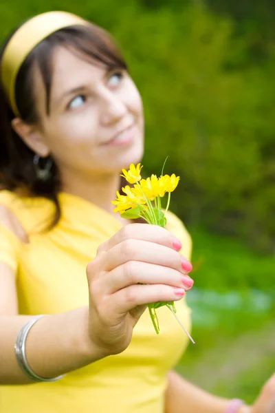 Νεαρή γυναίκα που κρατάει λουλούδια — Φωτογραφία Αρχείου