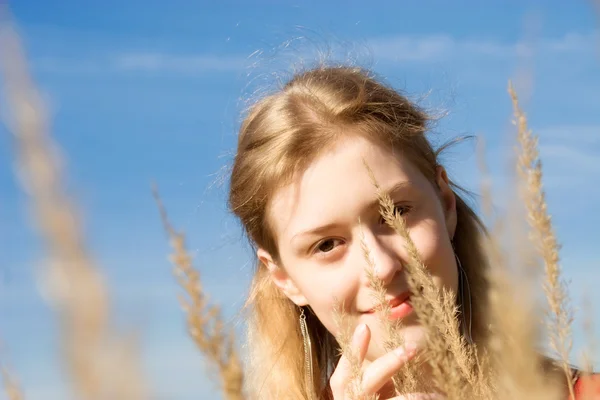 Jonge vrouw in een veld — Stockfoto