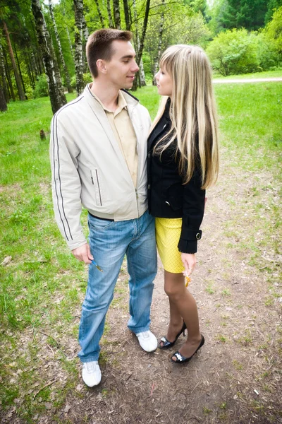 Jovem casal em um parque — Fotografia de Stock